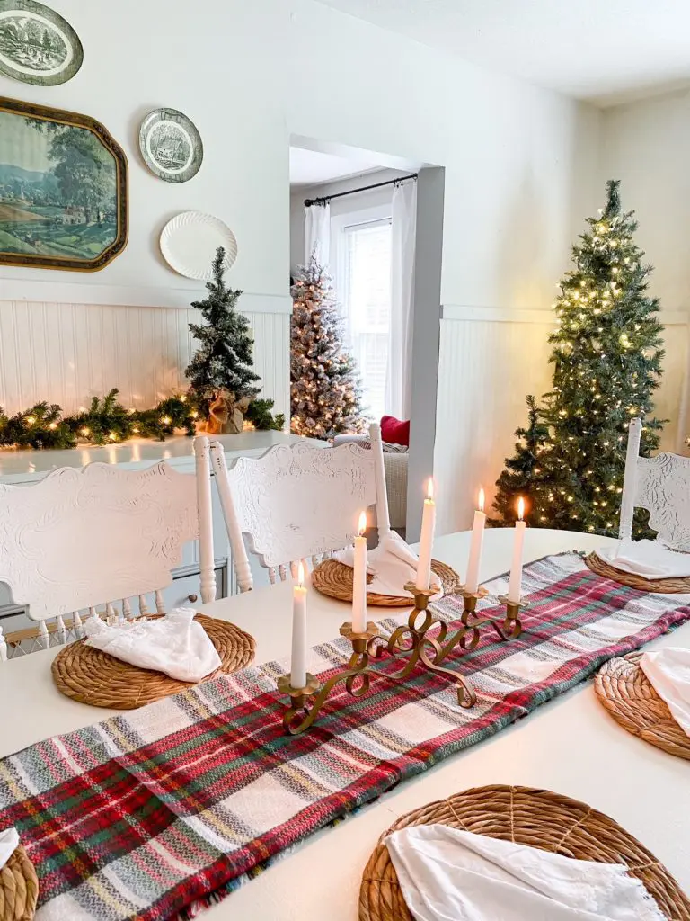 simple Christmas dining room decor